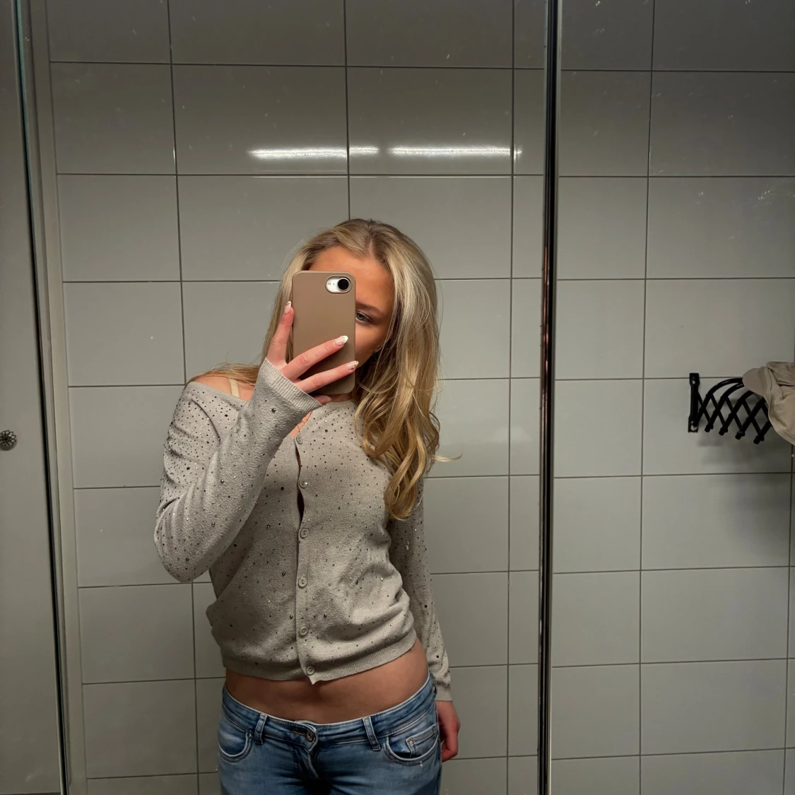 Grå kofta med pärlor och knappar