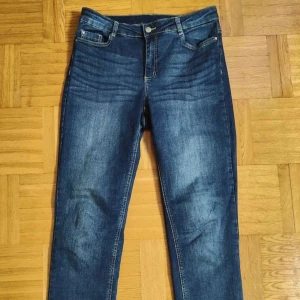 Blå Jeans - Mörkblå Cellbes Jeans för kvinnor. Jeansen är i väldigt bra skick utan några skador/slitningar. Storleken på jeansen är 42L. PRIS KAN DISKUTERAS!