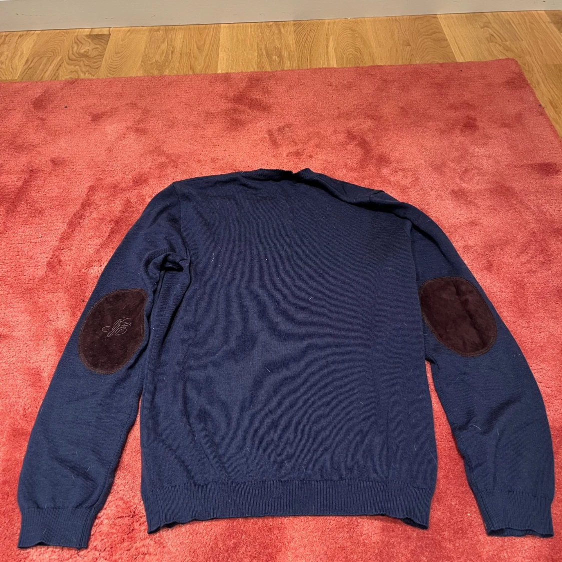 Mörkblå stickad tröja med mockadetaljer från Nikolaj - 2