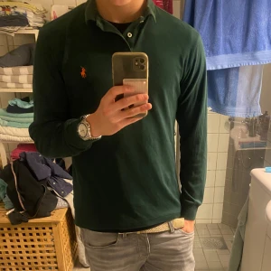 Långärmad Ralph lauren piké  - Säljer denna sjukt snygga långärmade Ralph lauren pikén perfekt för denna höst/vinter. Någon liten fläck men inget som märks🙌