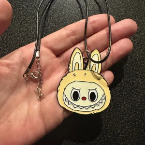 Halsband med Labubu  - Unikt halsband med Labubu.