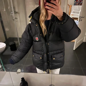 Fjällräven jacka - Jättefin och i bra skick! I xs men passar mer s/m❣️ Den gamla modellen som är betydligt varmare och tjockare än den nyare! Två jättefina lagningar som knappt syns alls!💕💕 Nypris 10000🙌