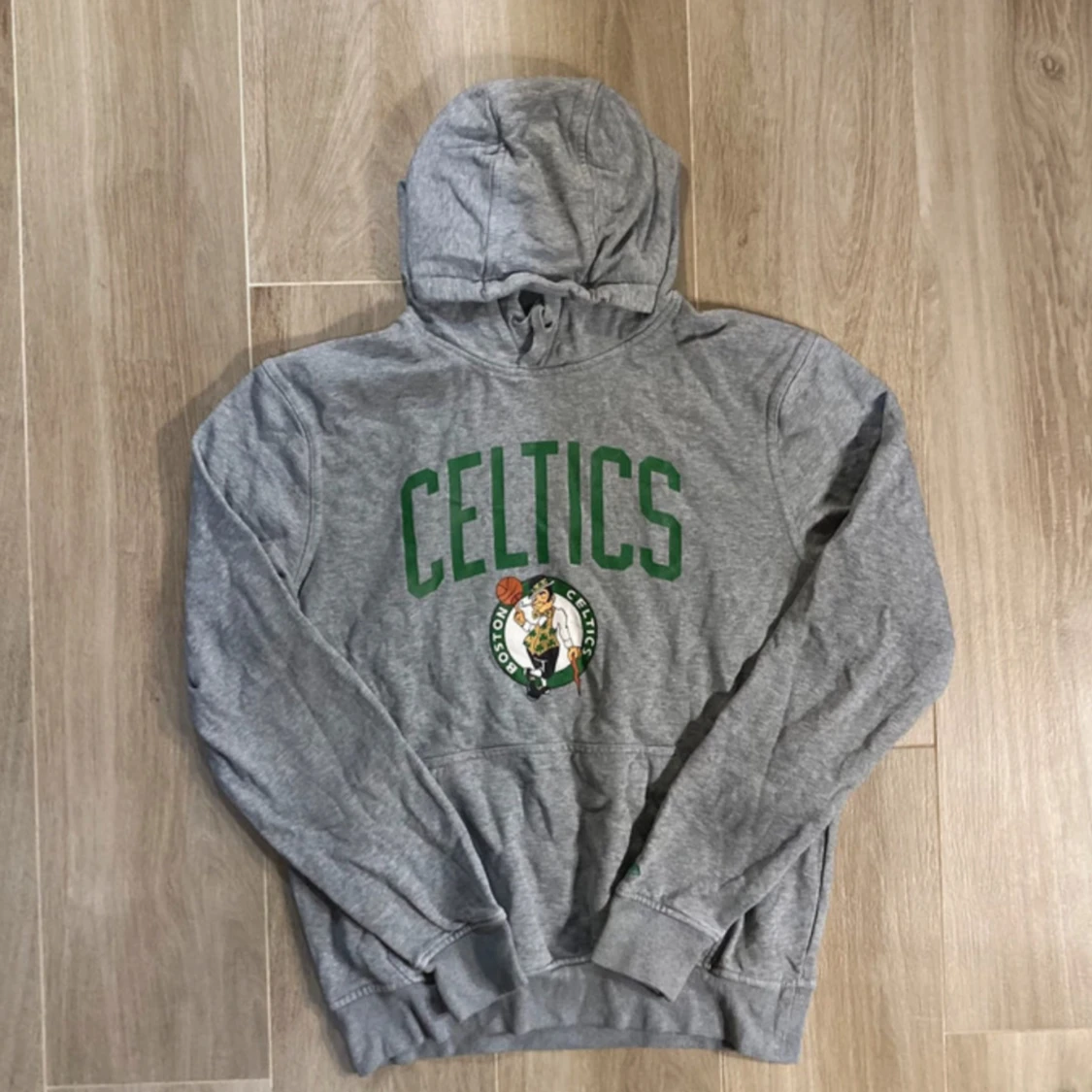 Grå Celtics hoodie med huva