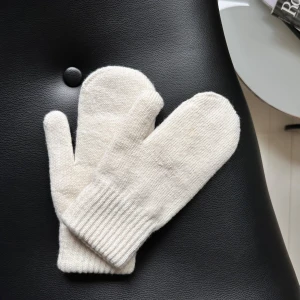 Nya vantar - Helt nya vantar i krämvit🤎 OBS! Varit en liten skada vid köpet som jag lagat, se bild 2. Inget man direkt tänker på! Superfina och sköna, säljer då jag fick nya