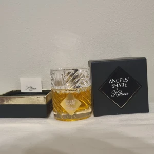 Kilian Angels' Share Eau de Parfum - Lyxig parfym från Kilian med elegant design. Volym: 50 ml. Ingredienser: alcohol denat., fragrance (parfum), vatten, limonene, cinnamyl alcohol, cinnamal, linalool, eugenol, benzyl benzoate, BHT. Tillverkad i Frankrike.