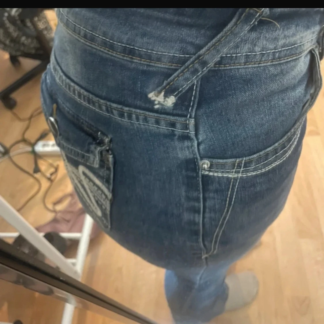 Blå bootcut jeans med broderade fickor - 2