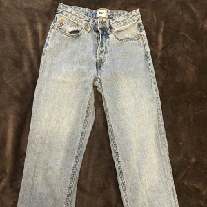 Ljusblå loose jeans från 157, XXS - Ljusblå jeans från 157 i loose fit  raka ben. Hög midja och full längd. 