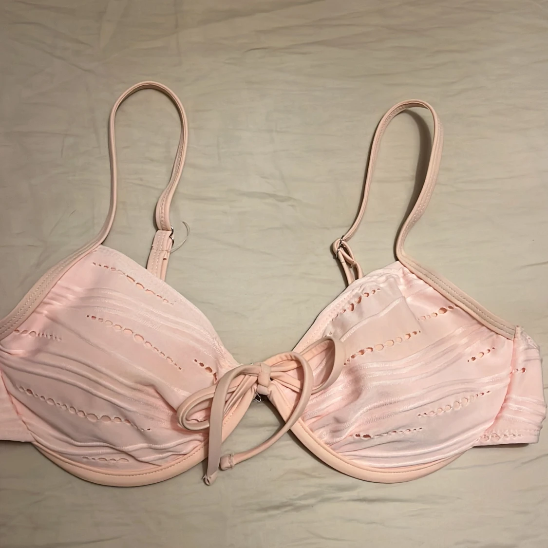 Ljusrosa bikiniöverdel med knyt