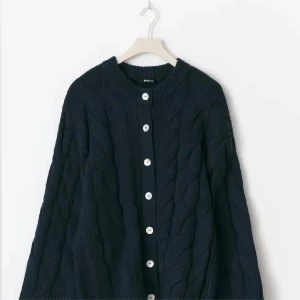 Kabelstickad kofta  - Säljer denna trendiga koftan, lite tråd som sticker ut från armen men inget som syns.