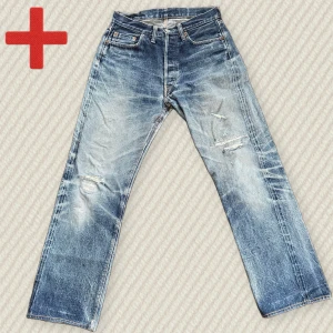 Vintage Japanska Selvedge Jeans (Denime)  - Ett par vintage Japanska Selvedge jeans från märket Denime! Sjuk patina som får din outfit att sticka ut. Passar ungefär 29/30. Modellen är straight (se mått nedan!). Bra skick, har slitningar på högra knäet och vänstra låret. Har även blivit lagade på några ställen inklusive grenen. Skriv om du har frågor!  Mått: Midja – 39 cm, Innersöm – 75,5 cm, Yttersöm – 100 cm, Lår – 30 cm, Benöppning – 22 cm.