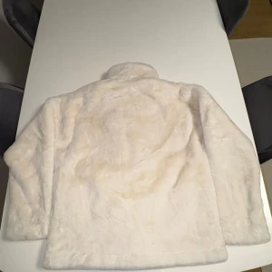 Dam jacka - Jätte fint, jag köpte den utomlands. Den är jätteskönt och fin ni med prislapp den är stor lite i storleken kan säga att den passar medium och small