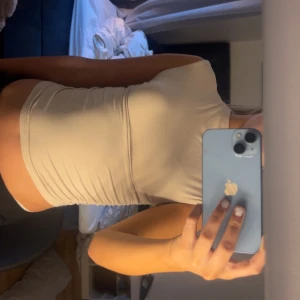 Beige polotopp från Gina Tricot - Säljer en beige polotopp från Gina Tricot i storlek S. Toppen är tight och har en hög hals med ärmlös design. Materialet är mjukt och stretchigt, perfekt för en clean och stilren look. Passar dig som gillar minimalistiska outfits och neutrala färger.