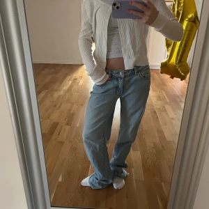 Raka jeans - Jättesnygga och coola mellan blåa raka jeans från Neuw! Tyvärr är de lite långa och stora på mig som är 160 ungefär och därför måste jag sälja dem. De är storlek 24 men passar nog även 25 och 26 om man har de högre upp än jag🤗