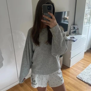 Stickad tröja - Säljer denna stickade tröja eftersom att jag aldrig har använt den. Haft på mig den en gång men inget mer. 