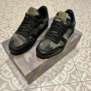 Valentino Garavani Rockrunner sneakers - Valentino Rockrunner skor | Fint skick, små defekter visas i bilderna | Storlek: 40 (Passar även dig med storlek 40,5) | Nypris: 5000 kr | Ingår: Orginal Valentino i bilden och kvittot | Frakt spårbart via Postnord eller Instabox | Tveka inte att höra av dig vid frågor💌