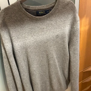 Polo Ralph lauren - Säljer denna sköna Ralph lauren tröja då den är för liten för mig, inga skråmor eller märken på den. Ja är öppen för prisförslag!