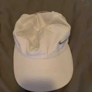 Vit Nike keps - Säljer vit Nike keps i bra kvalitet, bättre pris vid snabb affär? 