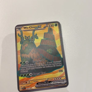 Wo-Chien ex - Wo-Chien ex är ett coolt Pokémonkort med snyggt holografiskt motiv och kraftfulla attacker som Covetous Ivy och Forest Blast. Perfekt för dig som samlar eller spelar Pokémon TCG och vill ha något unikt i din samling!
