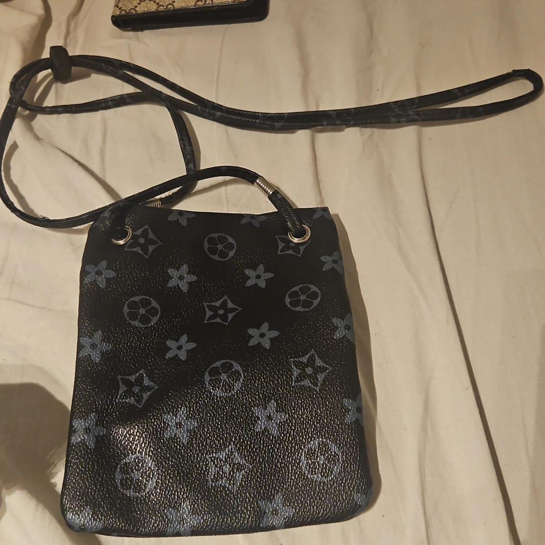 Svart axelväska med mönster och ränder - 1