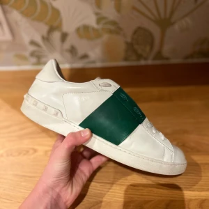 Valentino Open - Ett par Valentino Open jag köpt av en vän. Använts ganska mycket men inga större skador. Som man ser på bilderna är skorna lite skadade på tån men ingen annan stans. Tyvärr finns inget av OG kvar. Skriv om ni undrar något!