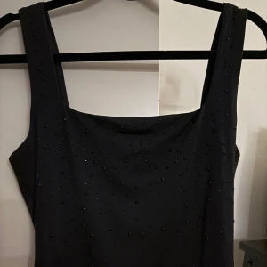 Body med svart glitter  - Använd väldigt få ggr , glittrar fint och sitter åt , Stl M