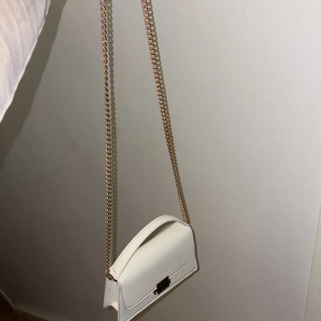 Vit axelväska med kedja