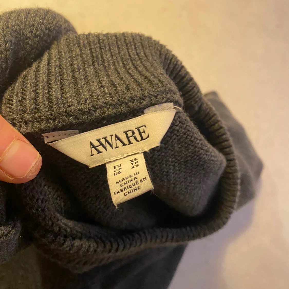 Mörkgrå stickad tröja från AWARE XS