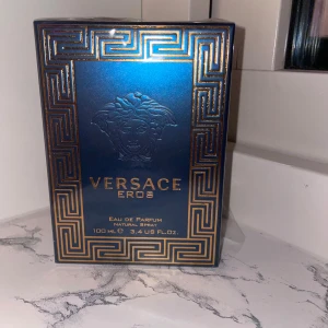 Versace Eros Eau de Parfum - Versace Eros Eau de Parfum, 100 ml. Snygg och lyxig förpackning som sticker ut. Perfekt för dig som vill ha något exklusivt i din samling.