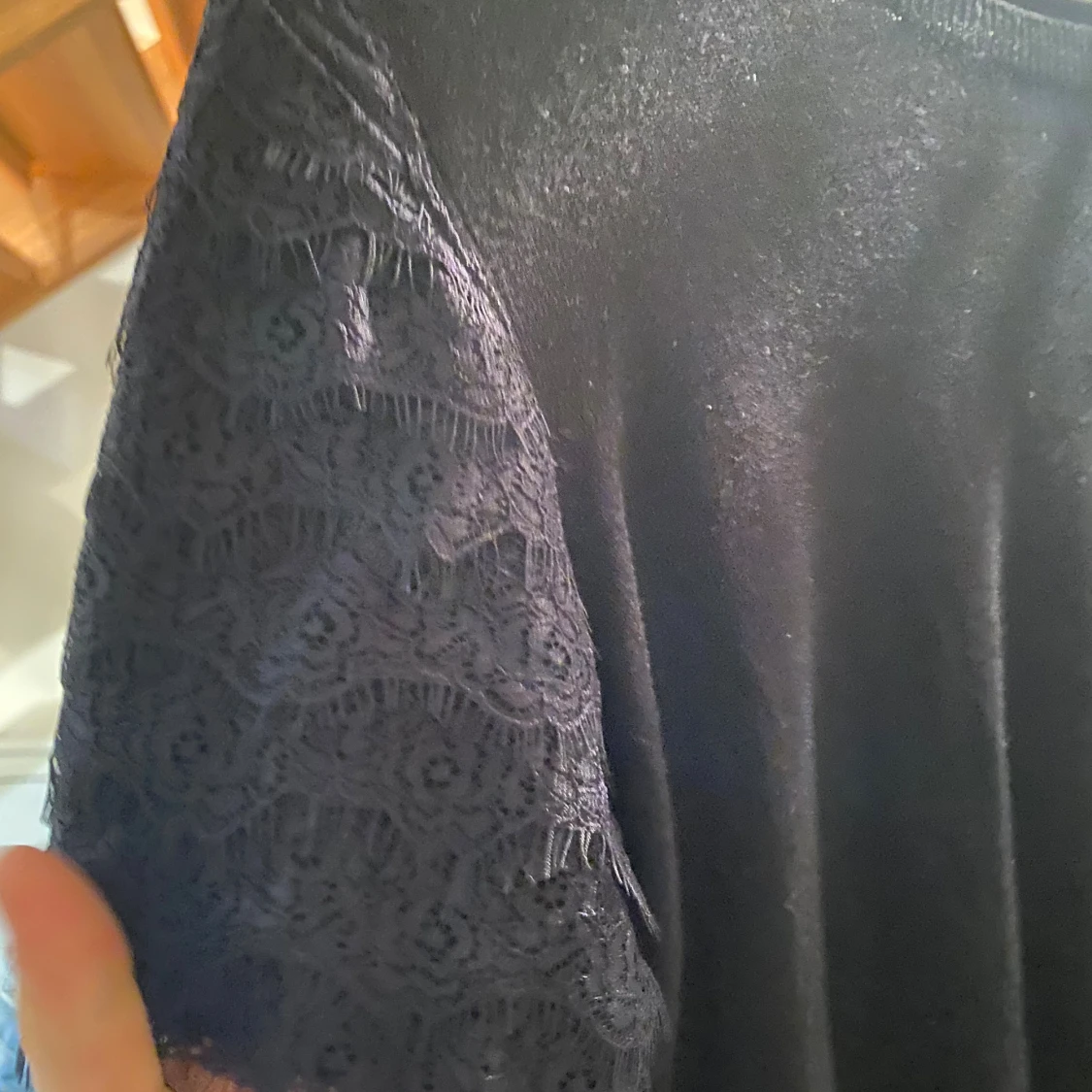 Svart topp med spetsärmar - 2