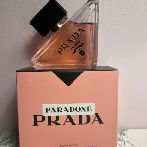 Prada Paradoxe Eau de Parfum - Upptäck Prada Paradoxe – en trendig Eau de Parfum i en unik flaska. Perfekt för dig som vill sticka ut med en ikonisk doft från Milano. Refillable spray för dig som tänker hållbart.