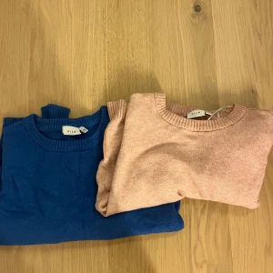 Blå och rosa stickade tröjor från vila - Säljer dessa två stickade tröjor från vila, om man vill köpa en enskildt kostar de 200 (kan gå ner mer i pris på den rosa med en fläck), skriv om ni har några mer funderingar 💕