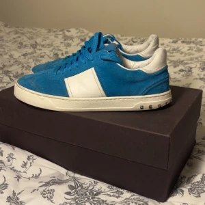 Valentino flycrews - Hej,säljer dessa valentino flycrews i Strlk 41 en nit saknas och dem är i ett fint skick tyvär är det ingen idé att lägga prisförslag under 2100 för det kommer tyvär inte jag att acceptera annars är det bara att komma med frågor osv