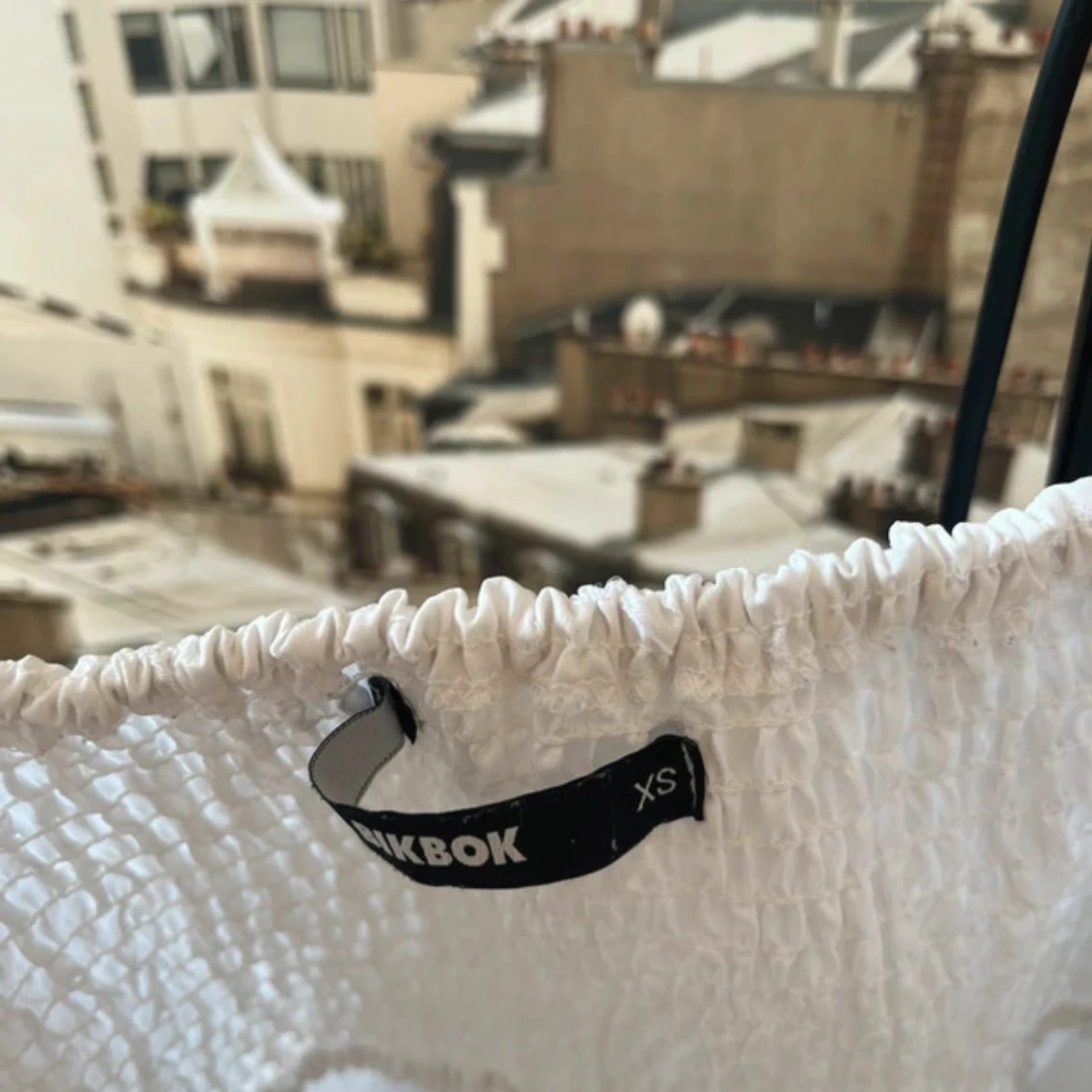 Vit blus med puffärm från Bik Bok - 3