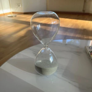 Fint Timglas - Fint Tim glas med grå sand. Jättefin inredning! Mycket bra skick!