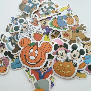 25st Disney Halloween Klistermärken - Ett set med färgglada Halloween-klistermärken med Disney-karaktärer som Musse Pigg, Mimmi och Kalle Anka. Perfekt för dekoration av laptops, surfplattor eller mobilskal. Klistermärkena är i nyskick utan synligt slitage.