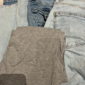 Jeans och mjukisbyxor från Gina Tricot - Säljer alla tillsammans!Tre par byxor: två ljusblå jeans, ett från Gina Tricot i storlek 170 och ett från Perfect Jeans i storlek 34, båda med klassisk femficksdesign och ljus tvätt. Ett par grå mjukisbyxor från Gina Tricot i storlek XS, mjukt material och relaxed passform.