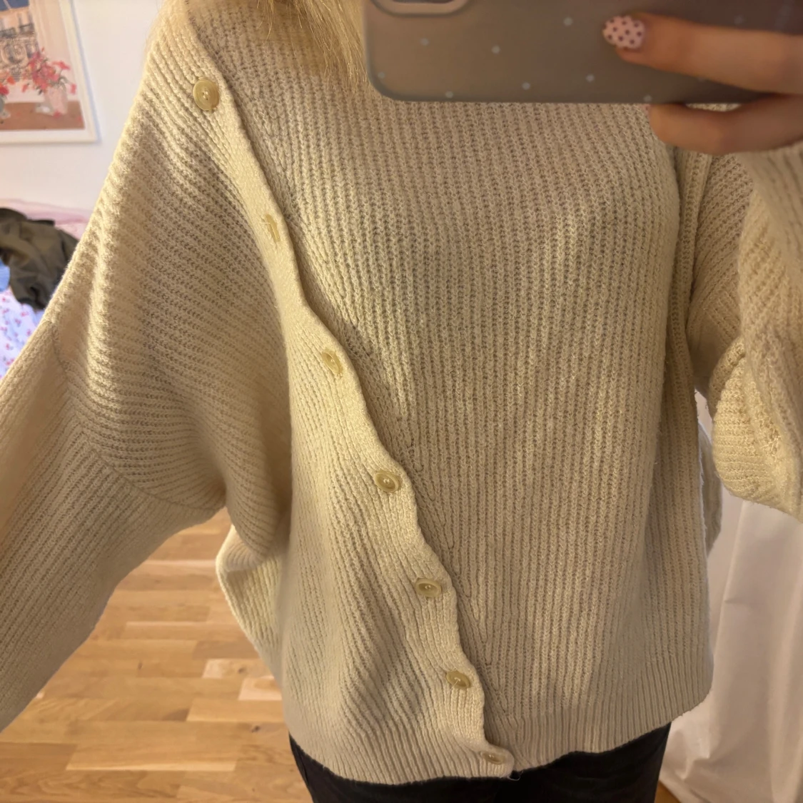 Beige stickad med knappar - 1