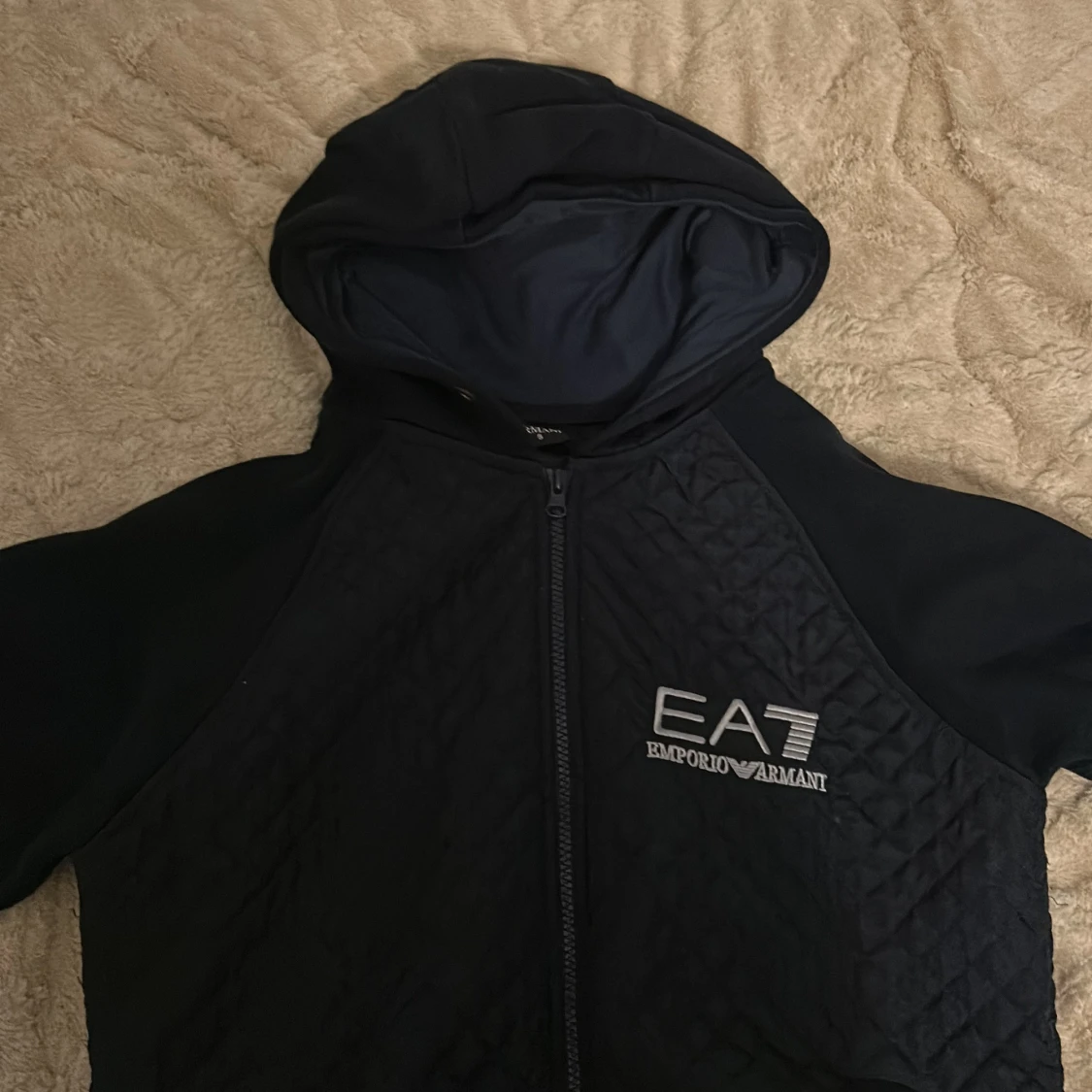 Svart quiltad hoodiejacka Armani EA7