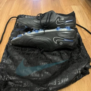 Nike Tiempo fotbollskor  - Högsta modellen, Nike Tiempo fotbollsskor! Skick 7/10 använda någon månad men är fortfarande i användbart skick! Påsen ingår. Köptes för 2500 mitt pris 299! Säljer billigt för att bli av med dom! MVH DahlinCloset
