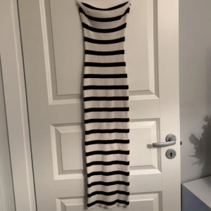 Randig tubklänning  - Oanvänd, normal i storleken. 