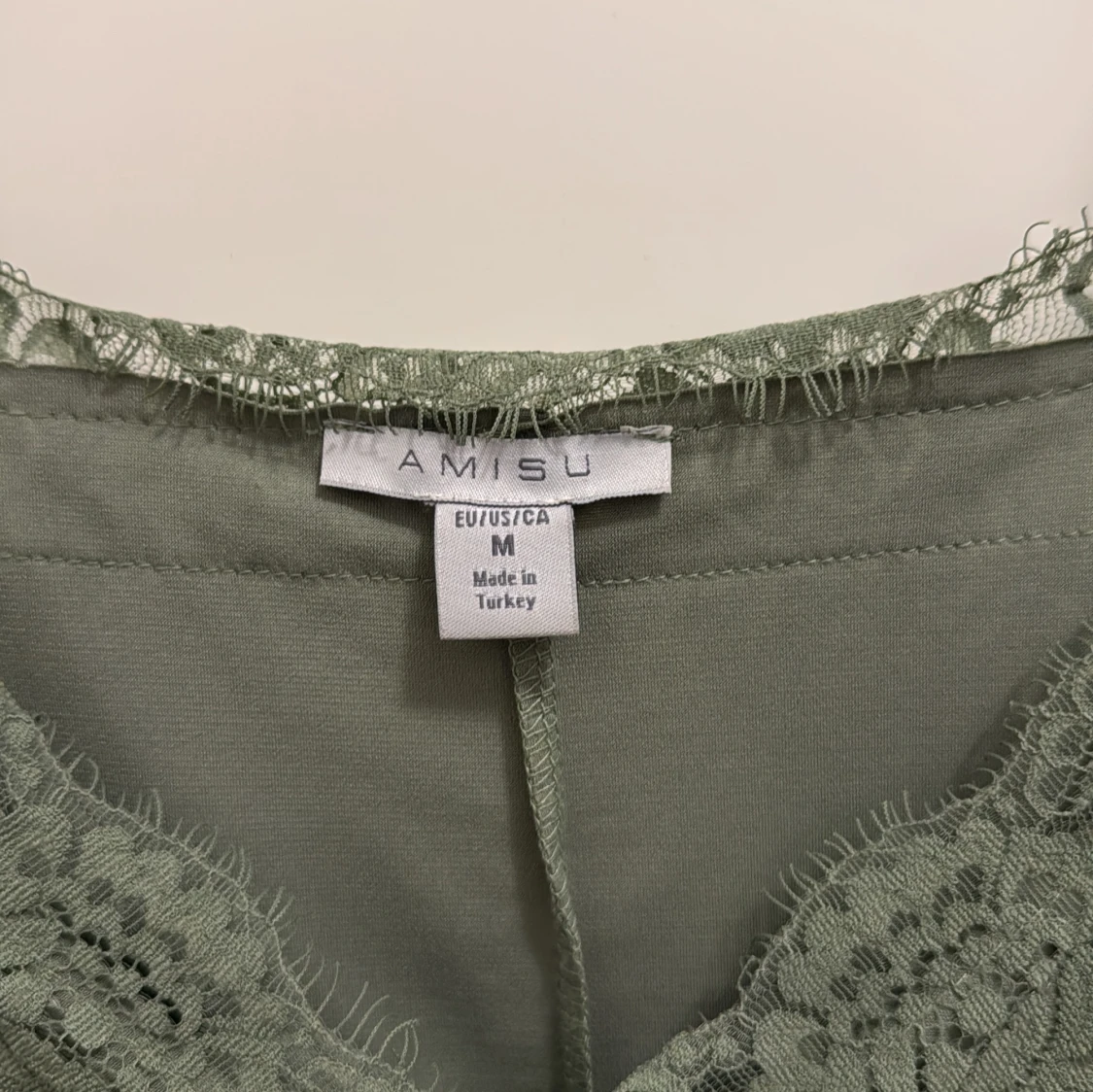 Grön linnetopp med spets från Amisu - 2