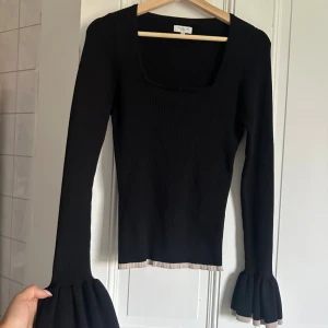 Svart ribbad topp från Stockh LM Studio - Svart ribbad topp med fyrkantig ringning från Stockh LM Studio.  Storlek M