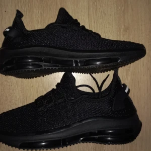 Helt nya svarta sneakers stl 40 med superbekväm anti-halk sula och andningsbart material - Helt nya svarta sneakers stl 40 med superbekväm anti-halk sula och andningsbart material