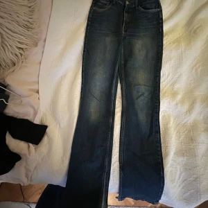 Blå jeans från Zara med slits, strl 38 - Blå jeans från Zara i storlek 38. Jeansen har normal passform, är lite utsvängda och har en liten slits!💕