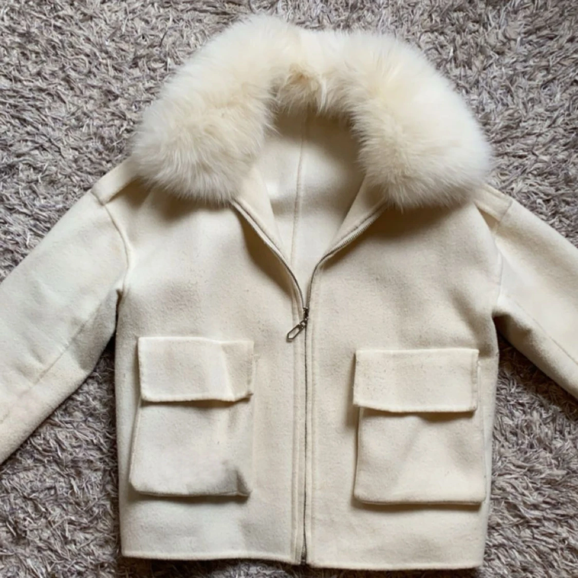 Vit pälsjacka