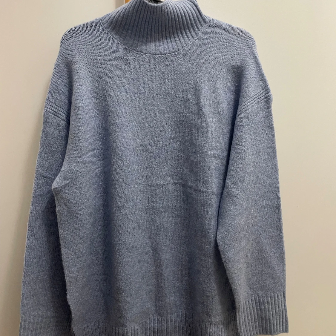 Ljusblå stickad tröja med slits