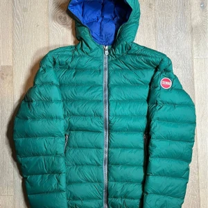 Grön dunjacka från Colmar med huva - .Colmar Dunjacka Mörkblå/Grön | Skick 8,5/10 | Storlek M/48 | Nypris ‼️5000kr‼️| Detta är en förbeställning och snabbast leverans är 3 dagar | Pris inte hugget i sten! | Jackan har inga hål | Skriv om frågor uppstår! | //MvH By, Olssén, Closet