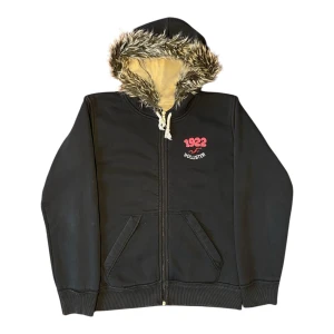 Hollister fur zip up hoodie - Hollister fur zip up hoodie i storlek XXL. Mått: axelbredd - 44 cm, längd - 62 cm. Skriv för fler bilder och frågor!
