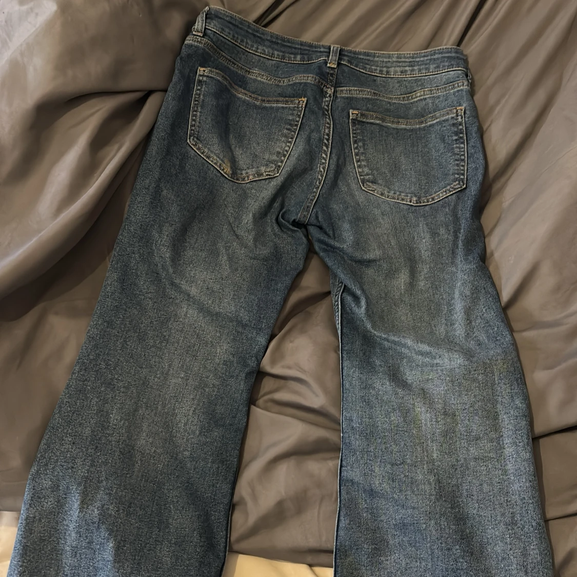 Blå bootcut jeans med slitna detaljer - 1