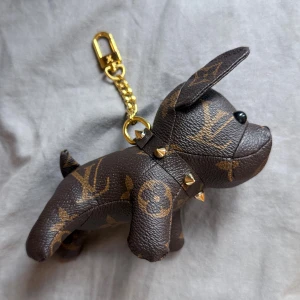 Nyckelring  - Ny i förpackning. Lika lång som en telefon så det är en större modell. 